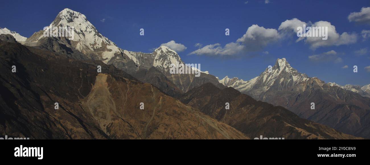 Annapurna Sud, Hiun Chuli e Machapuchare. Alte montagne della catena dell'Annapurna, Nepal. Vista dalla collina di Muldhai Foto Stock