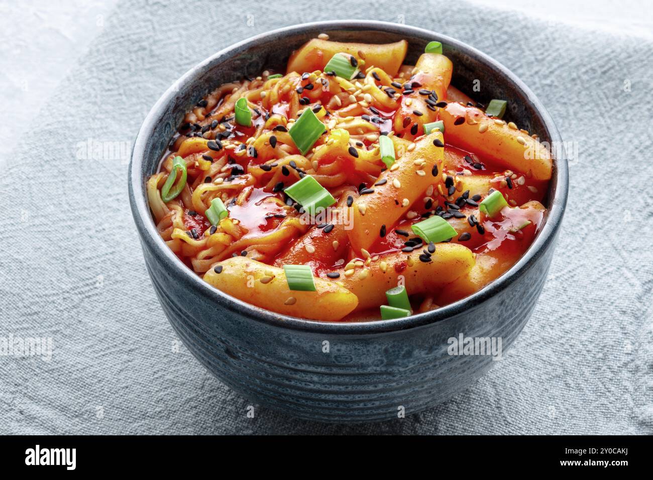 Rabokki, tteokbokki o topokki con ramen, cibo di strada coreano, torte di riso piccanti in salsa gochujang al pepe rosso, un piatto popolare, fotografia gastronomica Foto Stock