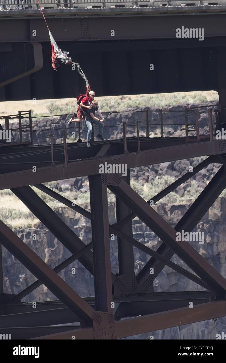 Due persone fanno un salto in tandem dal Perrine Bridge a Twin Falls, Idaho Foto Stock