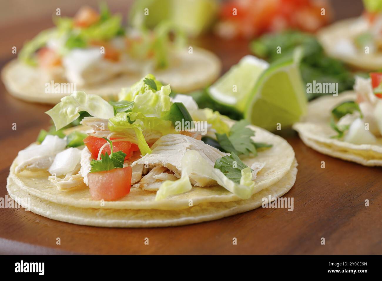 Una foto ravvicinata di tacos da strada finiti in un ambiente da studio Foto Stock