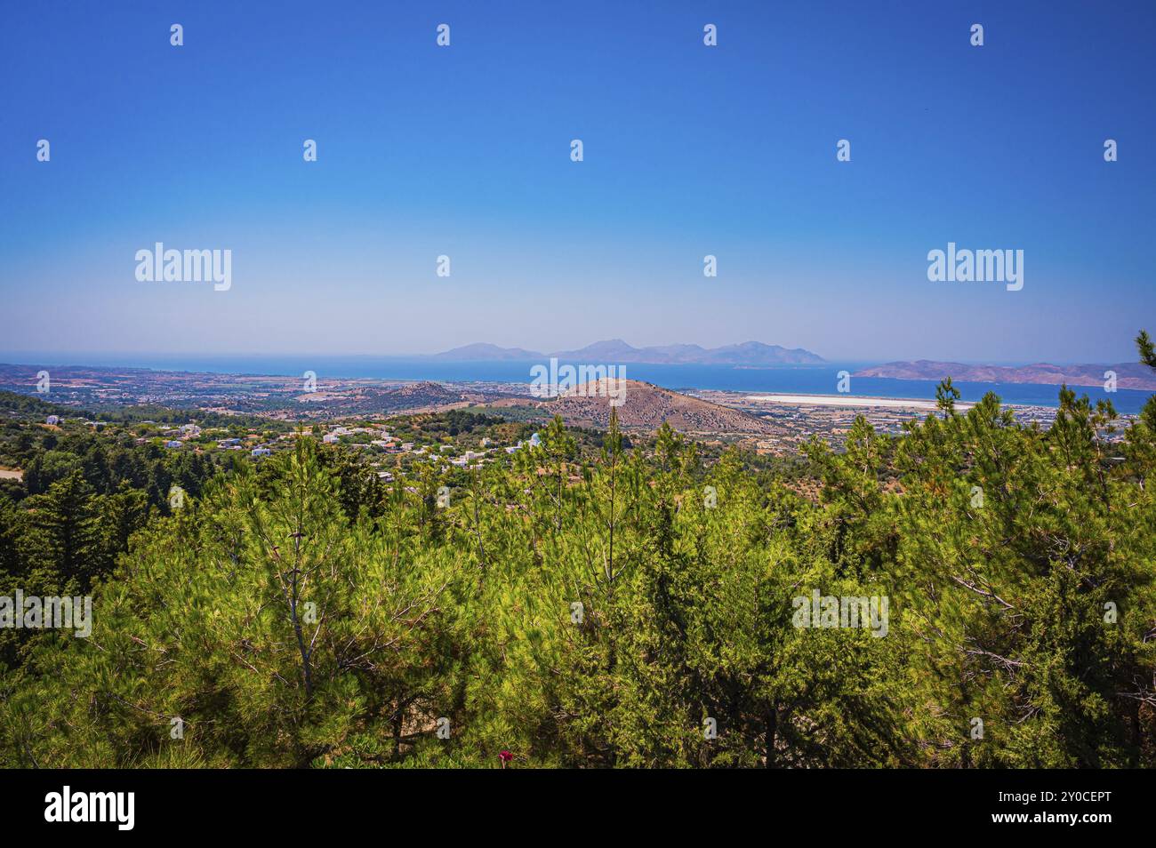 Panorama con montagne, colline verdi densamente boscose e mare blu sotto un cielo azzurro, Zia, isola di Kos, Grecia, Europa Foto Stock