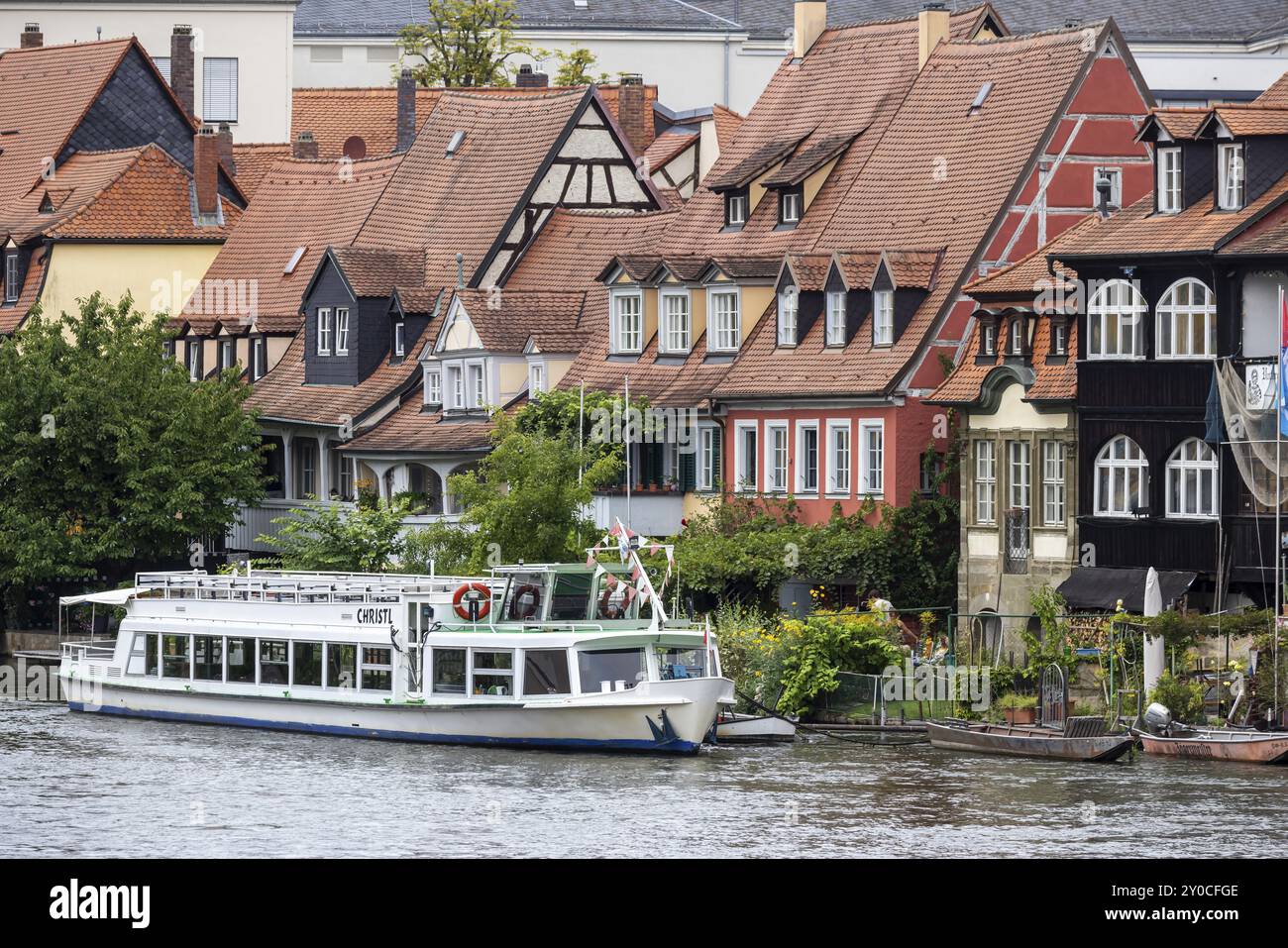 Vista della città di Little Venice con Regnitz e barca per escursioni. Bamberga, alta Franconia, Baviera, Germania, Europa Foto Stock