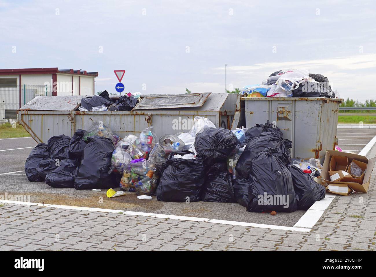 Overflow di garbage lettiera e Vuota il cestino può Foto Stock
