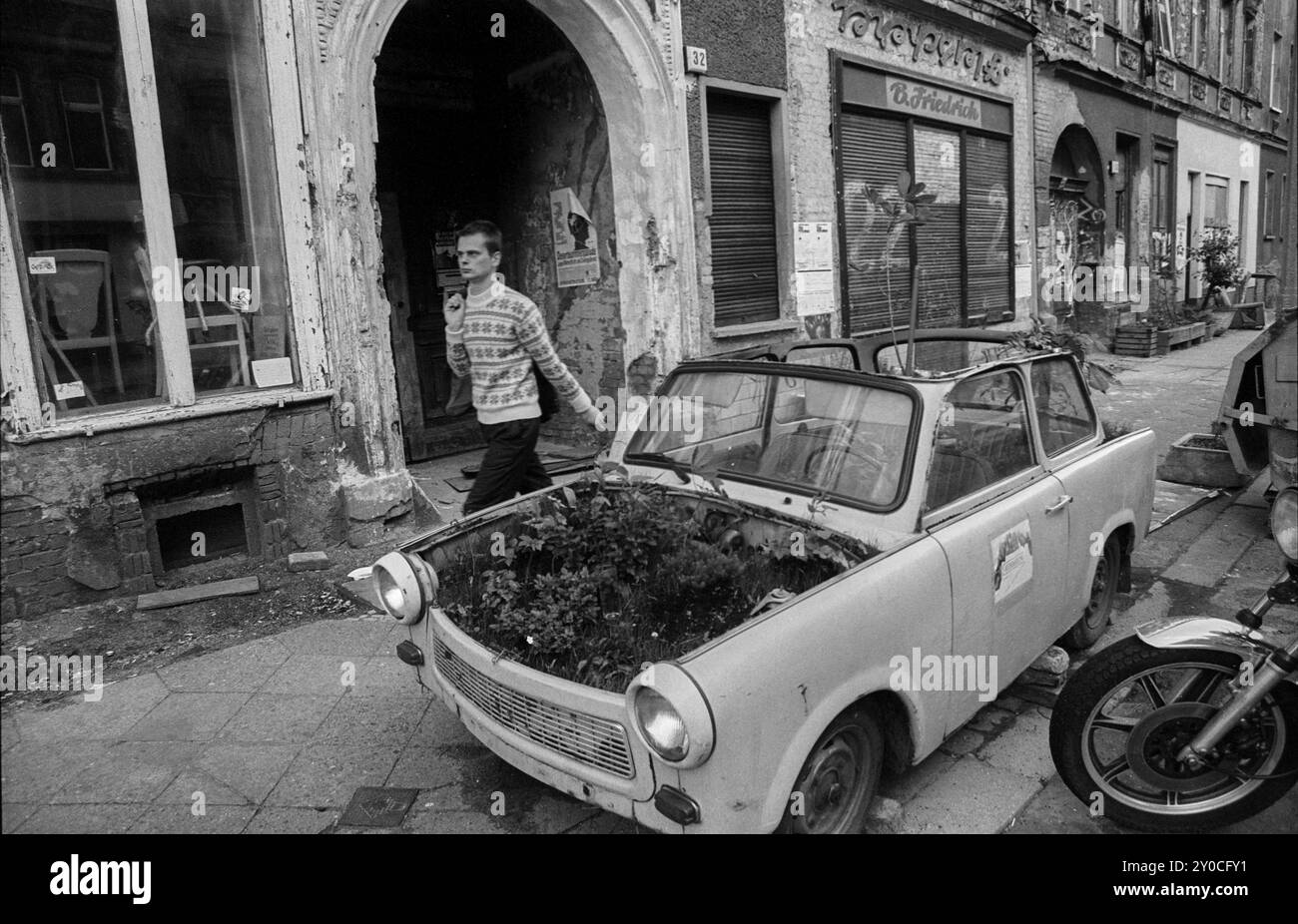 Germania, Berlino, 26 giugno 1991, piantò Trabi di fronte a una casa a Tucholskystrasse (Zosch), in Europa Foto Stock