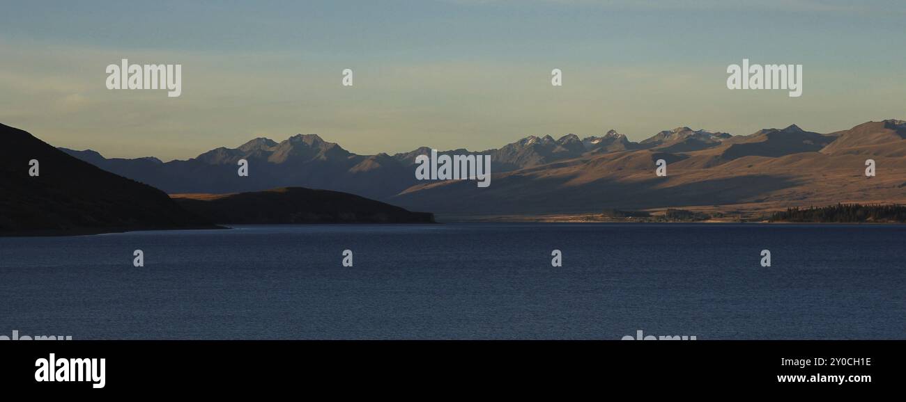 Lago Tekapo e montagne. Scena serale nelle Alpi meridionali, nuova Zelanda, Oceania Foto Stock