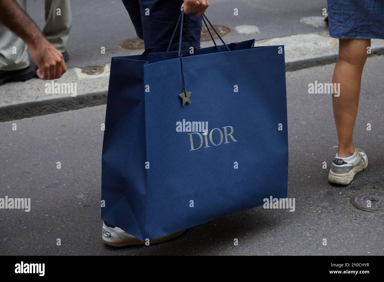 MILANO, ITALIA - 14 GIUGNO 2024: Uomo con shopper Blue Dior prima della sfilata Billionaire, Milano Fashion Week Street style Foto Stock