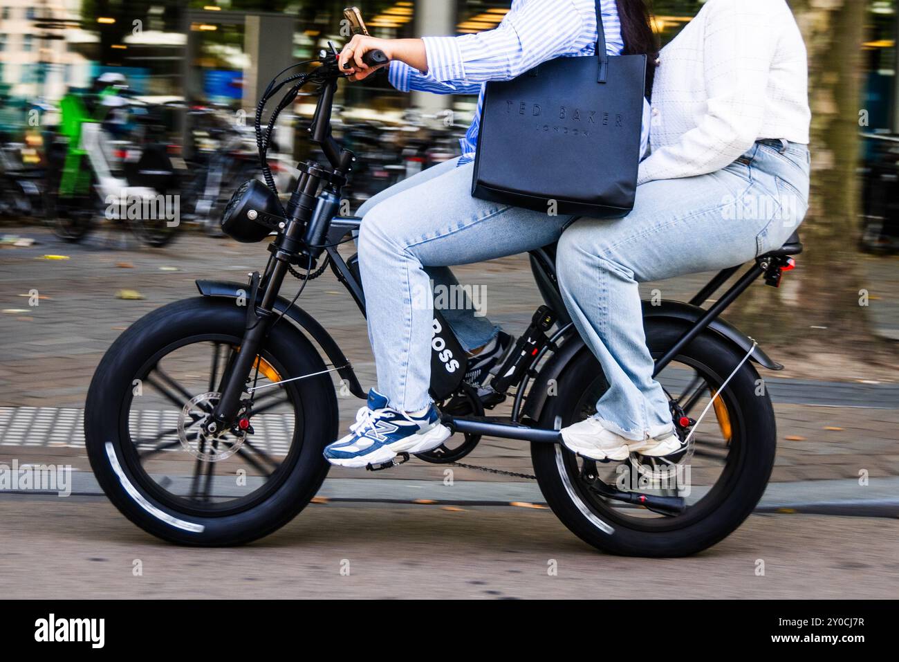 ROTTERDAM - Una fatbike nel centro di Rotterdam. Per il momento non ci sarà un casco obbligatorio, secondo il ministro Barry Madlener, perché sarebbe una misura onerosa. Molti incidenti si verificano con le fatbike perché spesso vengono anche zuppate e quindi vanno più veloci della velocità consentita. Foto: ANP / Hollandse Hoogte / Jeffrey Groeneweg netherlands Out - belgium Out Foto Stock