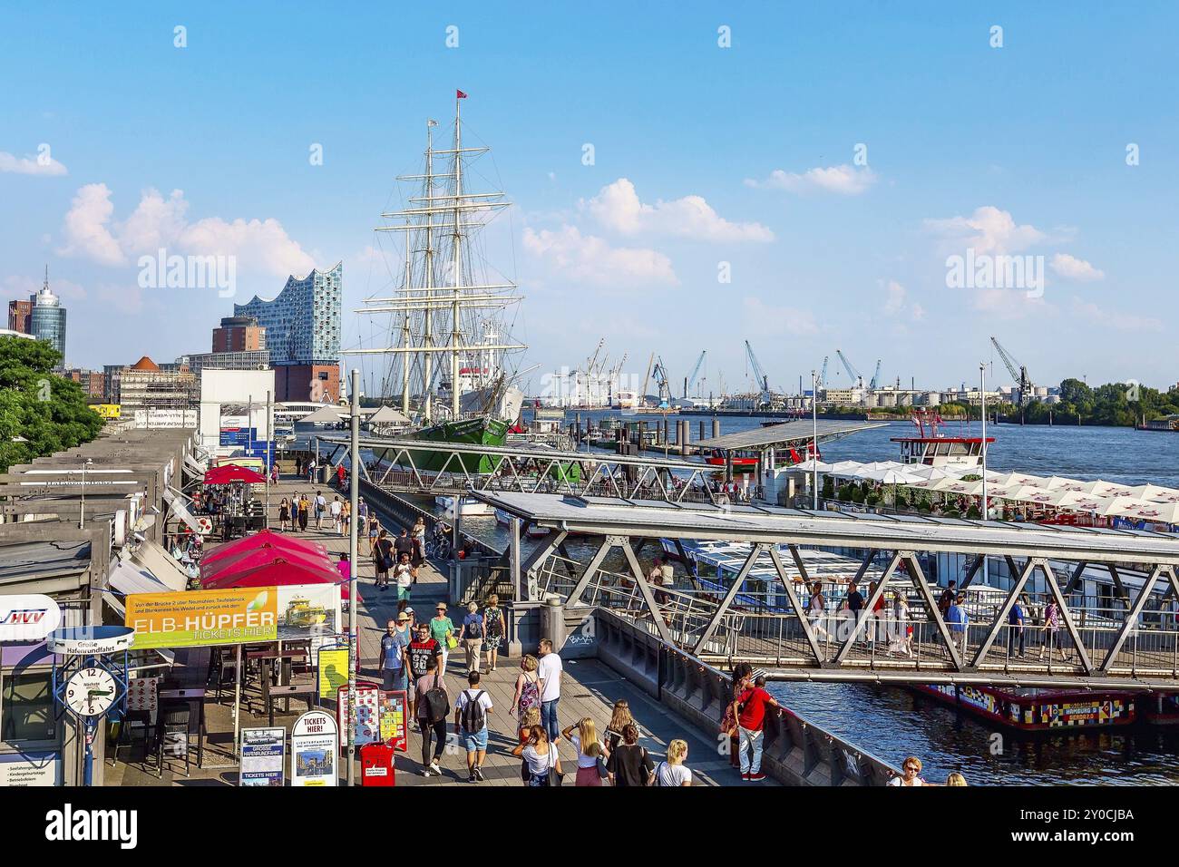 Amburgo, Germania, 26 luglio 2018: Vecchia nave con ristorante sul fiume Elba, porto Hamburger Landungsbruecken, Europa Foto Stock