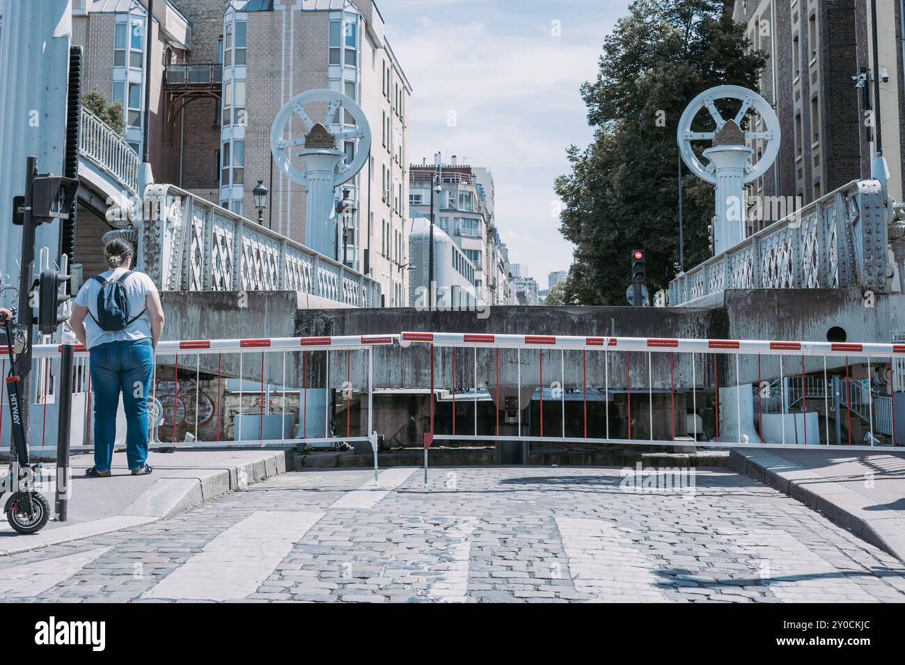 Ponte stradale dall'aspetto vintage, ponte sopraelevato che consente l'attraversamento di navi d'acqua. Ponte mobile sul canale del fiume Ourcq Foto Stock