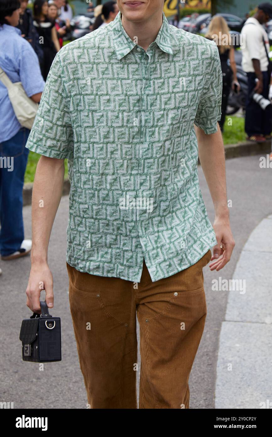 MILANO, ITALIA - 15 GIUGNO 2024: Uomo con camicia con logo verde e borsa Fendi nera prima della sfilata Fendi, Milano Fashion Week Street style Foto Stock