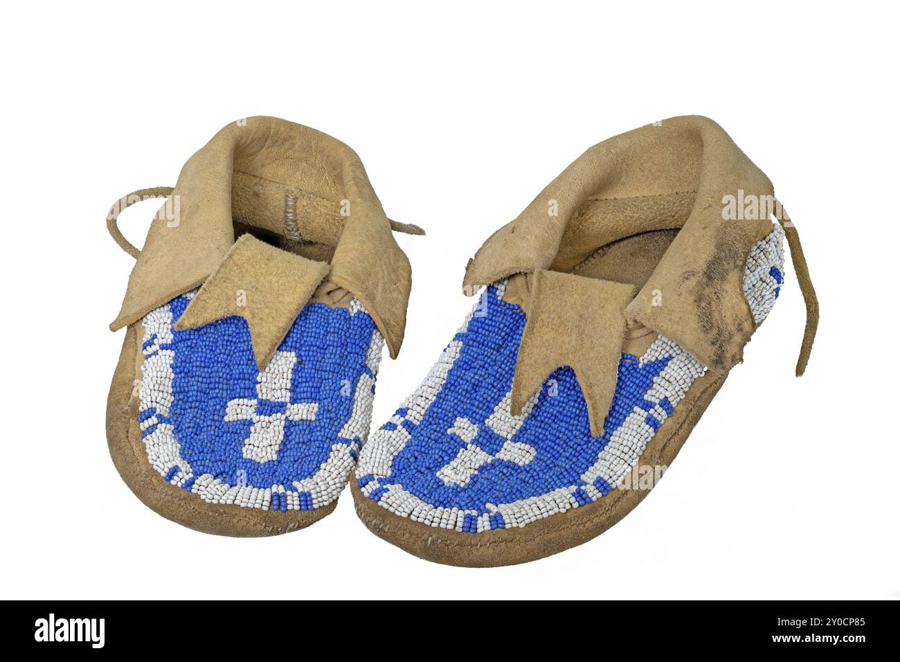 Mocassini indiani nordamericani con perline tagliati sul bianco Foto Stock