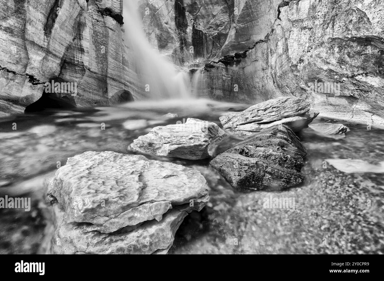 Cascata nella grotta calcarea Trollkirka (Trollkyrkja, tedesco: Troll Church), Moere e Romsdal Fylke, Norvegia, settembre 2011, Europa Foto Stock
