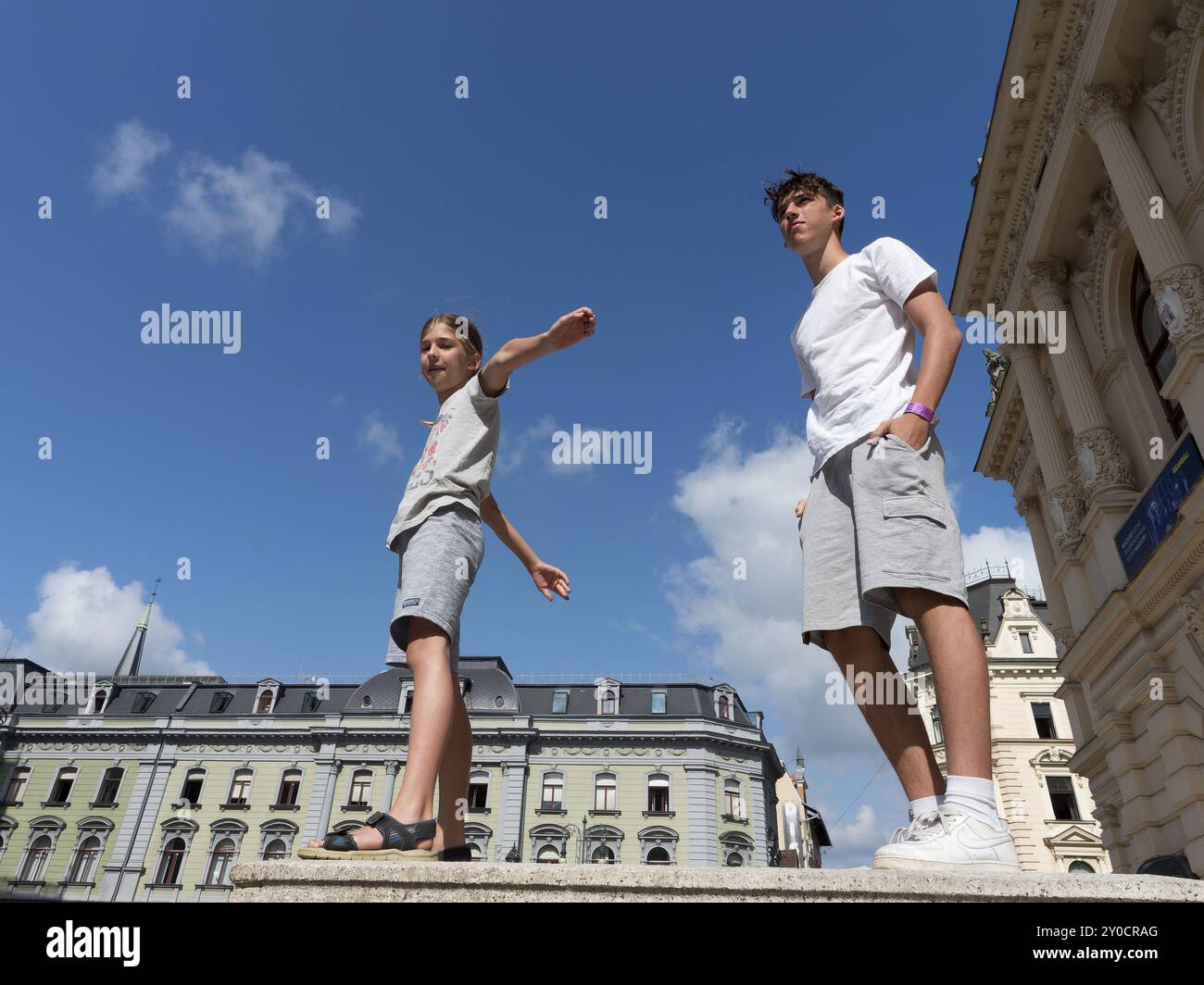 Ragazzi in T-shirt di fronte agli edifici rinascimentali, visita della città, Liberec, Repubblica Ceca, Europa Foto Stock