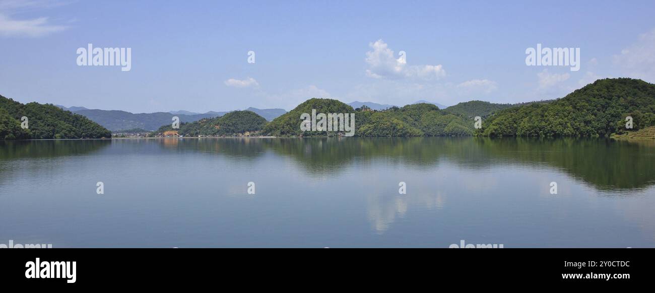 Lago Begnas, splendido luogo per nuotare. Lago vicino a Pokhara, Nepal. Colline verdi che si riflettono sull'acqua Foto Stock