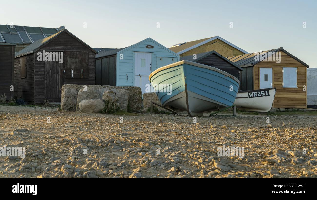 Portland Bill, Jurassic Coast, Dorset, Regno Unito, 22 aprile, 2017: capanne dei pescatori con una barca da pesca Foto Stock