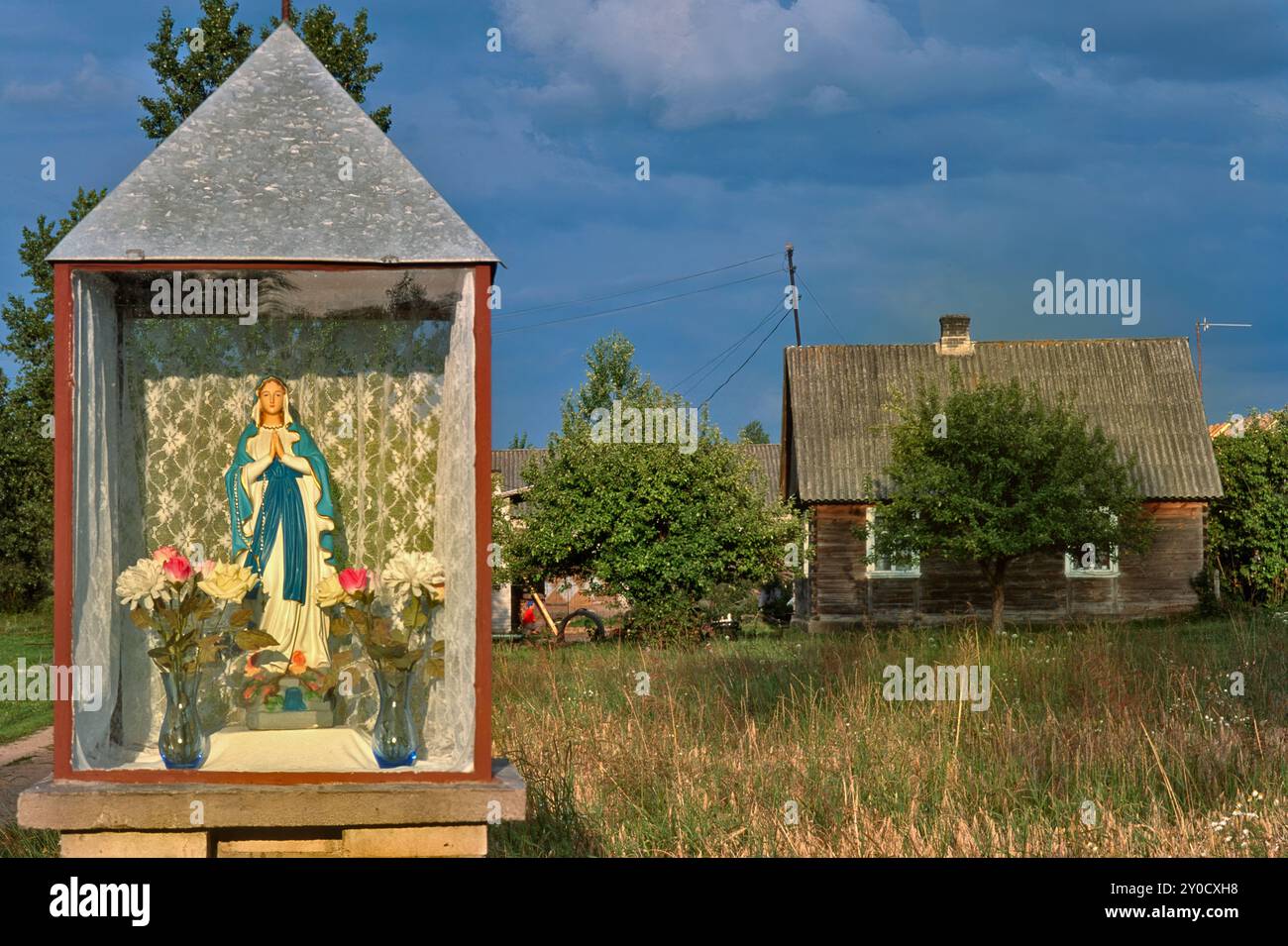 Statua della Vergine Maria nella cappella sul ciglio della strada nel villaggio di Skrzeszew, regione di Podlasie, Polonia Foto Stock