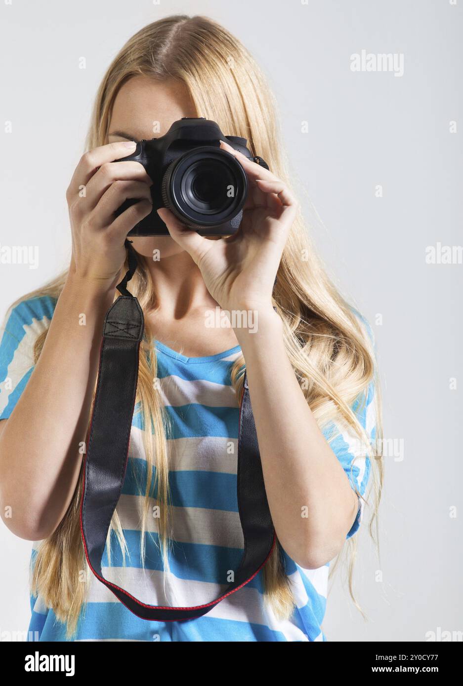 Una giovane fotografa creativa scatta foto Foto Stock