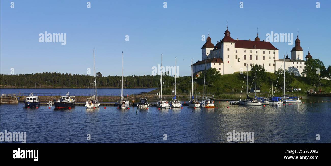 Nel porto degli ospiti al castello di Laeckoe sul lago Vaenern Foto Stock