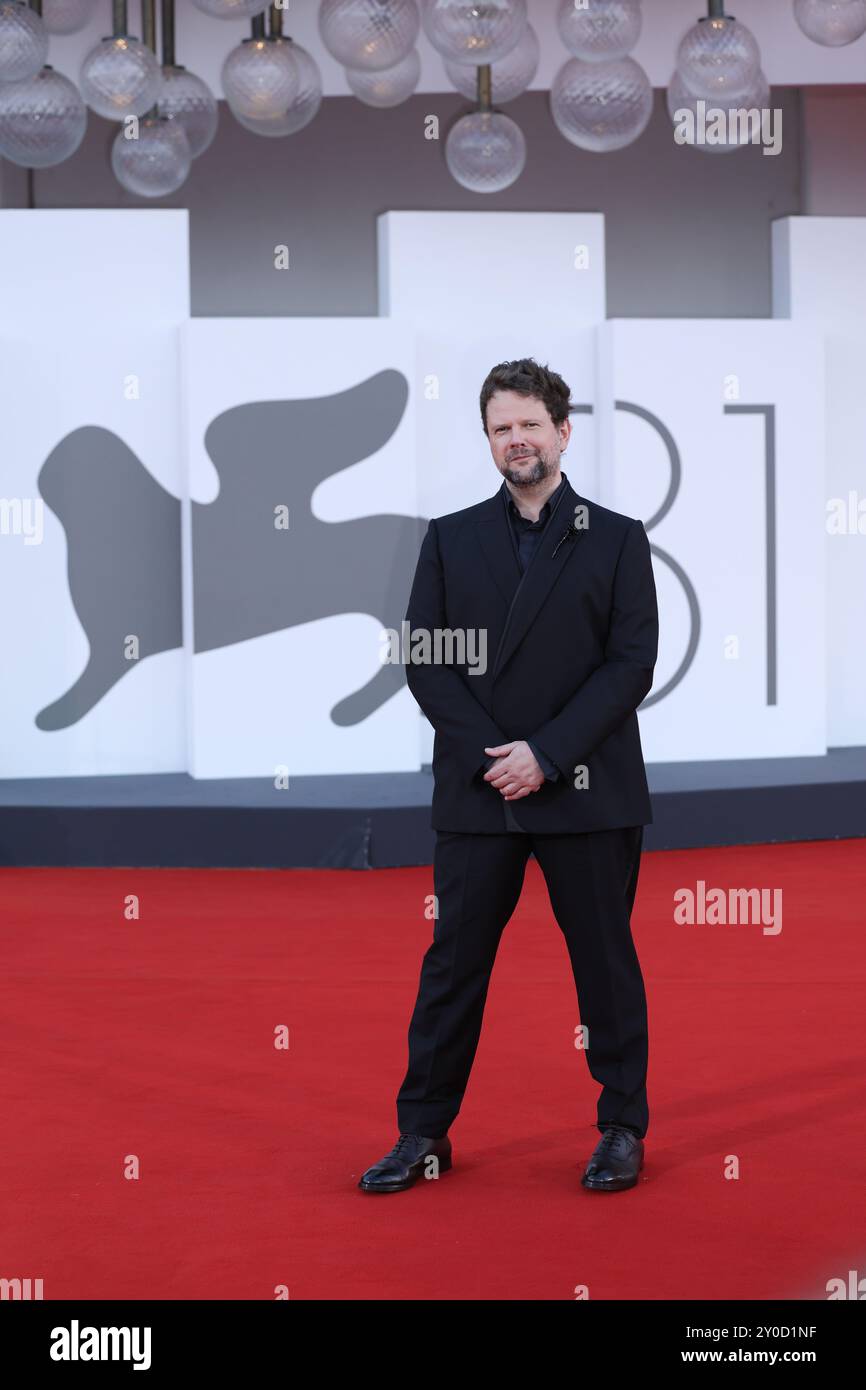 Venezia, Italia. 1 settembre 2024. L'attore Selton Mello del film "i'm Still Here" posa per una foto al Red carpet prima della prima del film durante la 81a Mostra del Cinema di Venezia, Italia, 1 settembre 2024. Crediti: Li Jing/Xinhua/Alamy Live News Foto Stock