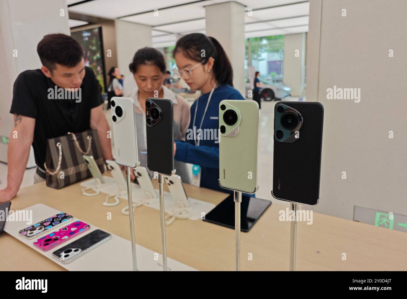 SHANGHAI, CINA - 2 SETTEMBRE 2024 - i clienti acquistano presso un flagship store Apple a Shanghai, Cina, 2 settembre 2024. Il 2 settembre, Huawei e Apple cho Foto Stock
