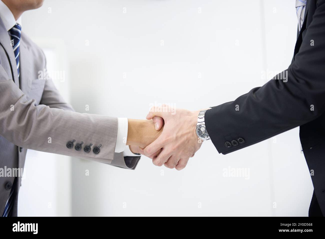 Imprenditori stringono le mani Foto Stock