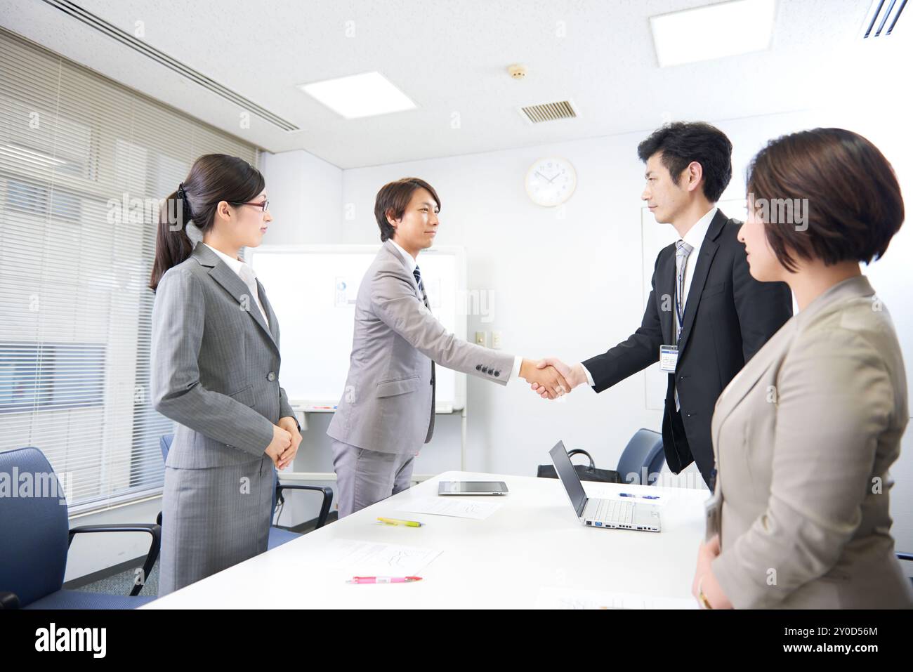 Imprenditori stringono le mani Foto Stock