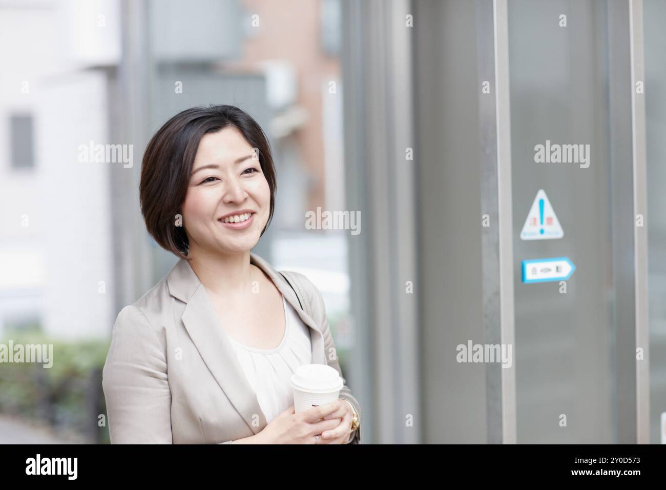 Imprenditrice andando a office Foto Stock