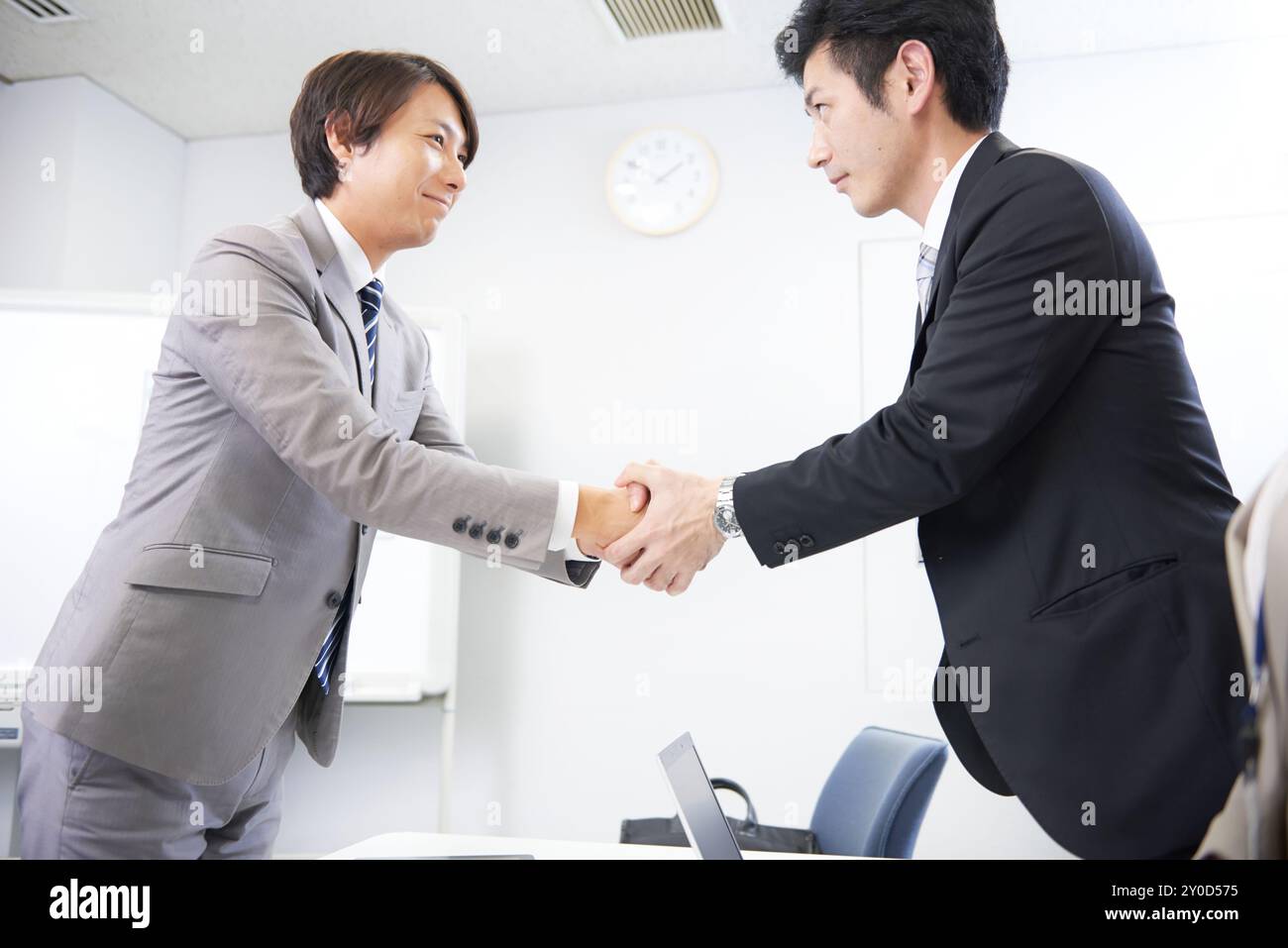 Imprenditori stringono le mani Foto Stock