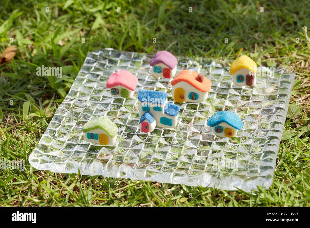 L'argilla si alza sul vetro in un prato Foto Stock