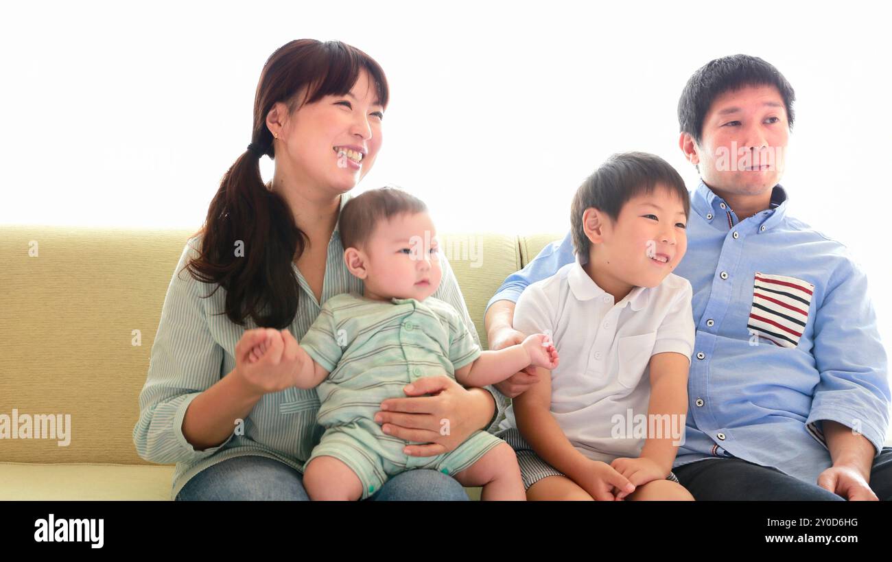 Un bambino sorridente e i suoi genitori Foto Stock