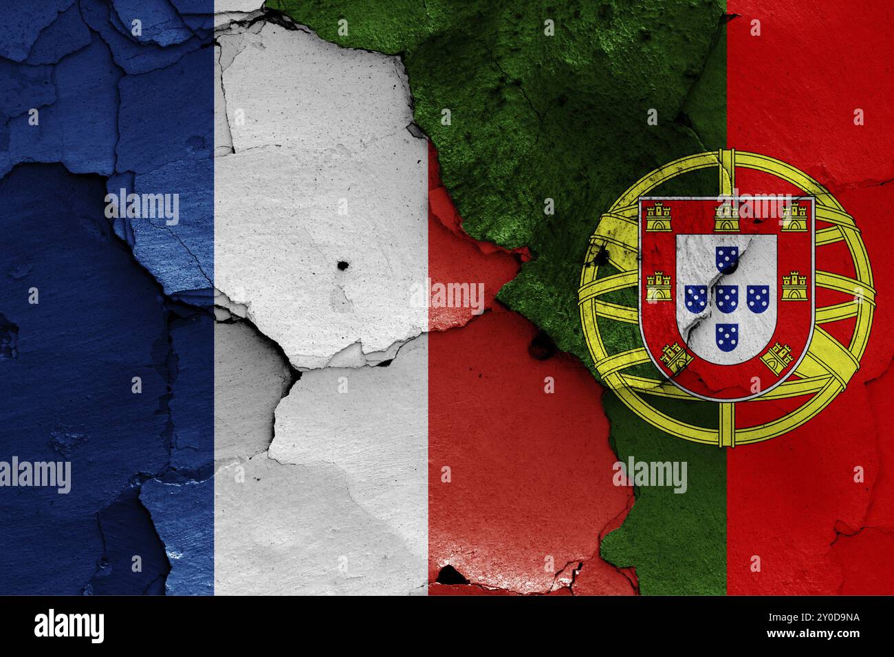 Bandiere di Francia e Portogallo dipinte su un muro incrinato Foto Stock