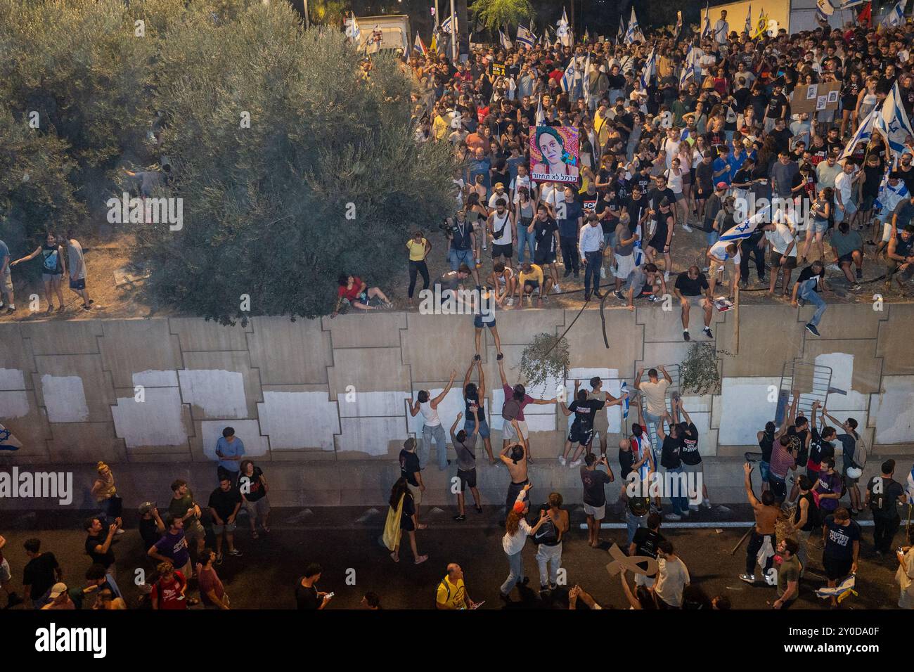 Tel Aviv, Israele. 1 settembre 2024. I manifestanti hanno visto infrangere le barriere della polizia, raggiungere l'autostrada Ayalon e bloccare l'autostrada durante la manifestazione. Migliaia di persone si sono riunite a Tel Aviv e in altre località in Israele per proteste di massa, chiedendo un immediato accordo con gli ostaggi prima che Hamas uccida altri ostaggi. Le notizie sui corpi di 6 ostaggi salvati da Gaza hanno portato molti israeliani nelle strade, protestando contro l'abbandono degli ostaggi. Credito: SOPA Images Limited/Alamy Live News Foto Stock