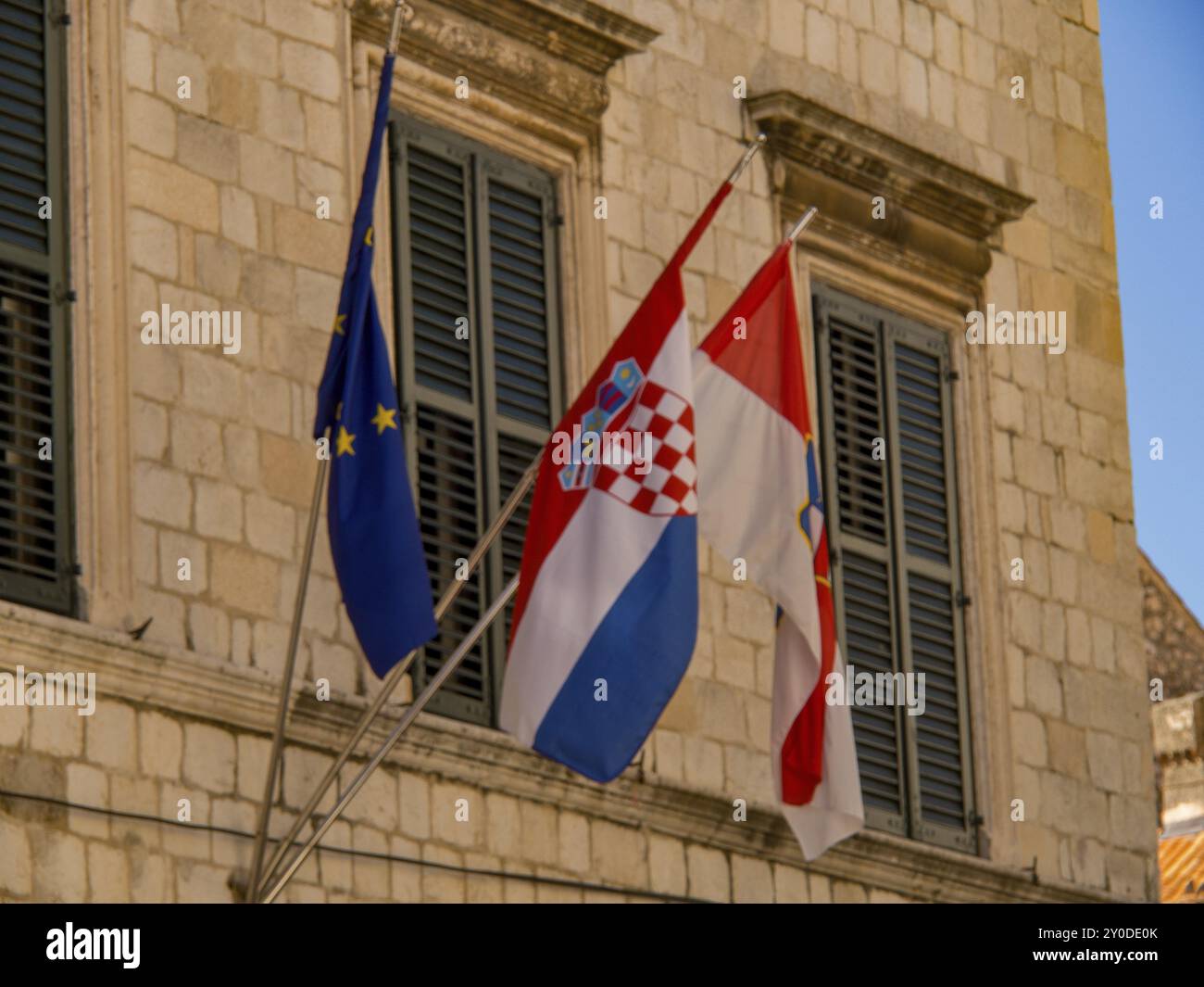 Bandiera UE, bandiera croata e un'altra bandiera su un edificio in piena luce del giorno, Dubrovnik, Mar Mediterraneo, Croazia, Europa Foto Stock