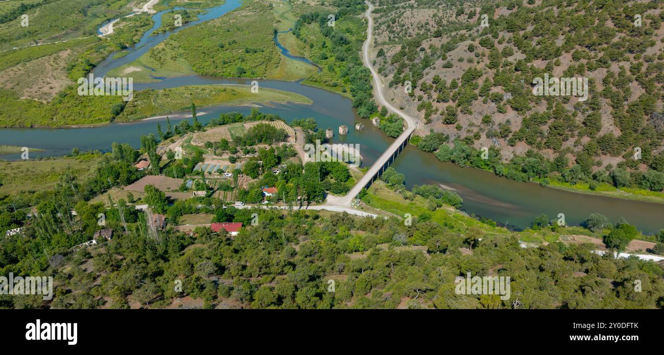 Bogazkesen Bridge e Yeşilırmak nel distretto di Erbaa della provincia di Tokat Foto Stock