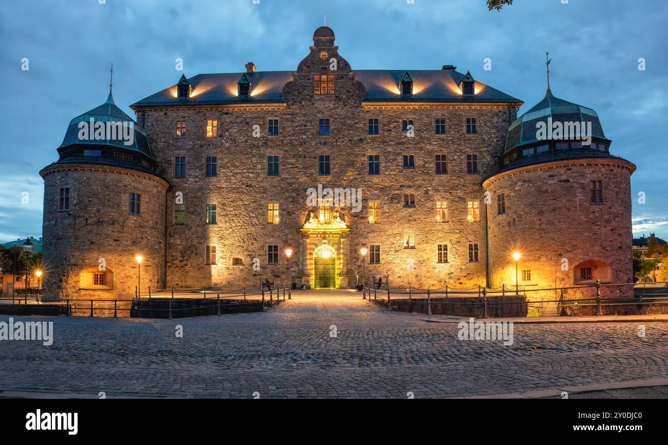 Fortificazione del castello di Orebro sul fiume Svartan di notte. Attrazione turistica e meta di appassionati di storia. Svezia. Copia spazio Foto Stock