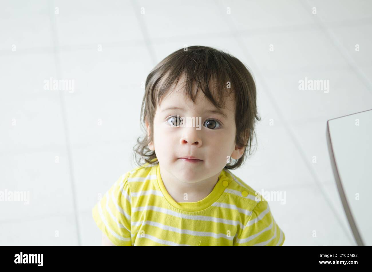 Un bambino che guarda in alto Foto Stock