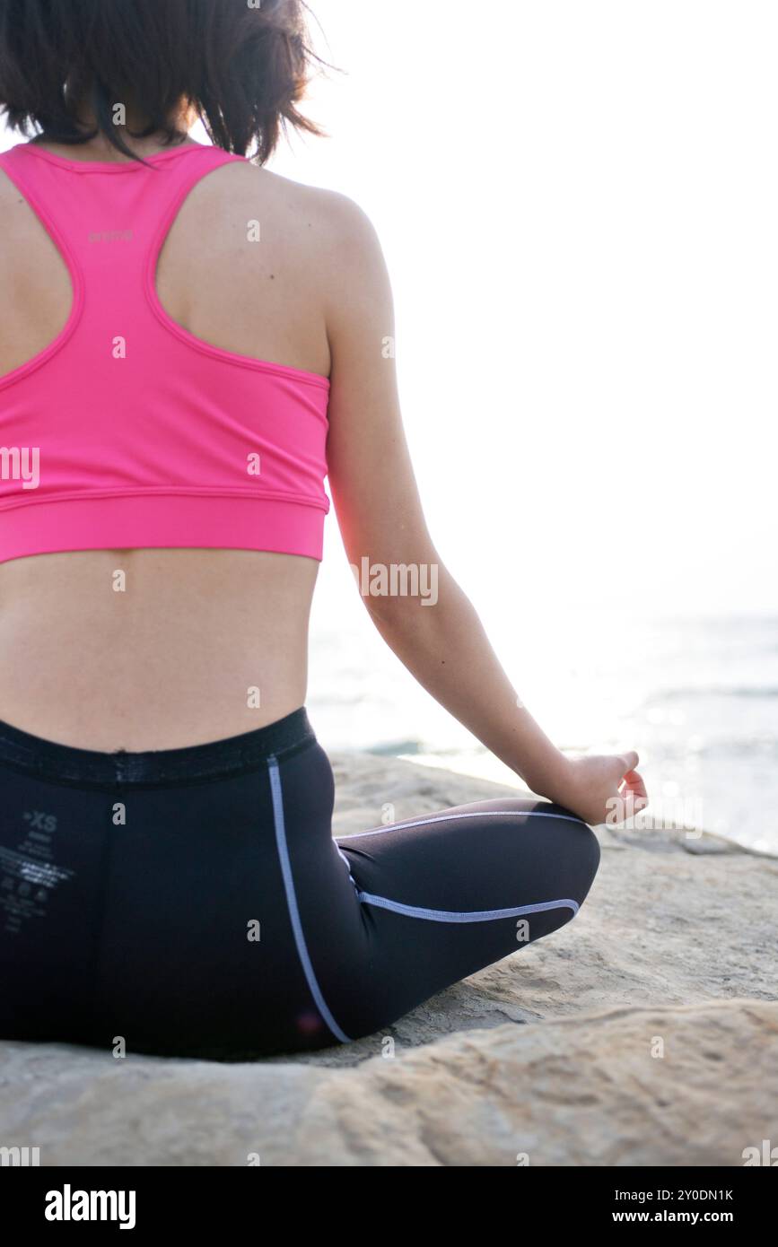 Una donna fare yoga Foto Stock