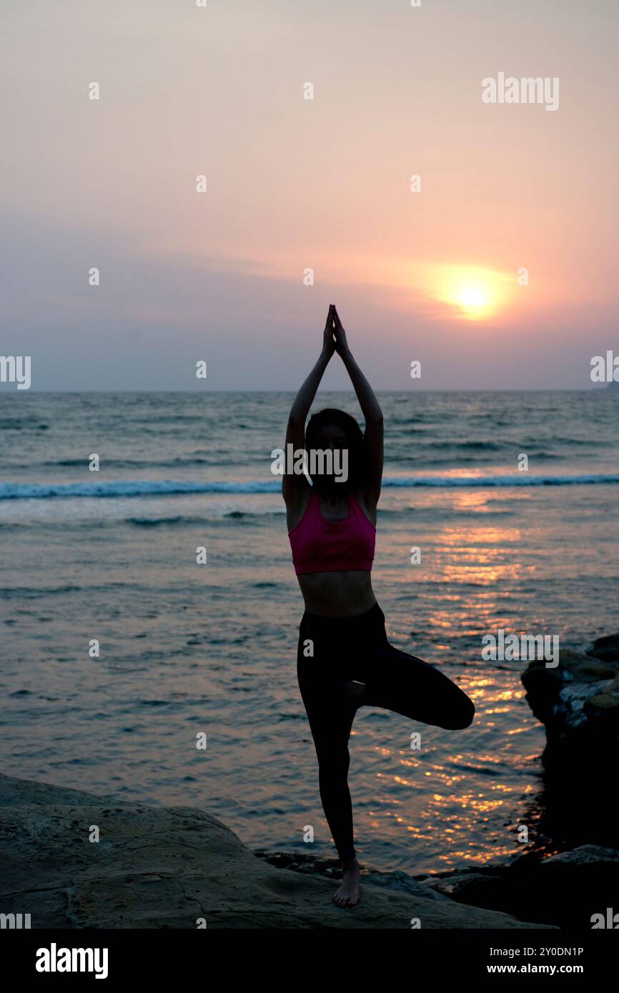 Una donna fare yoga Foto Stock