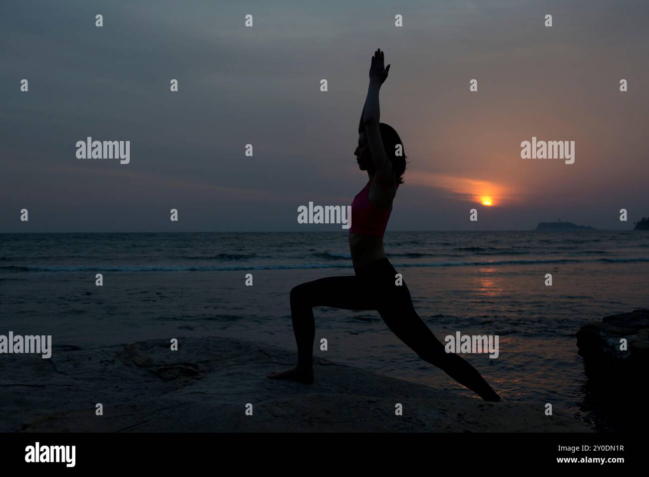 Una donna fare yoga Foto Stock