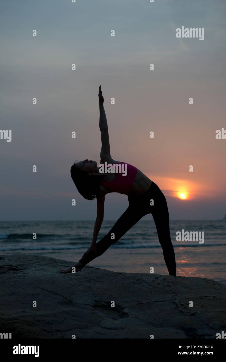 Una donna fare yoga Foto Stock