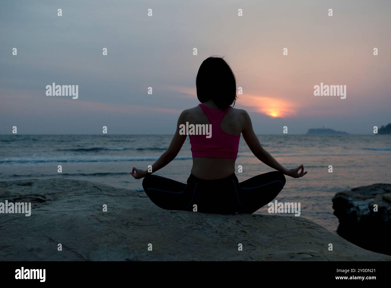 Una donna fare yoga Foto Stock