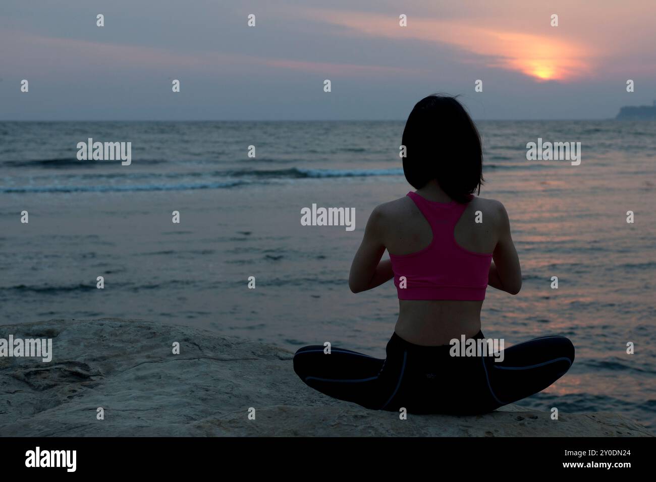 Una donna fare yoga Foto Stock