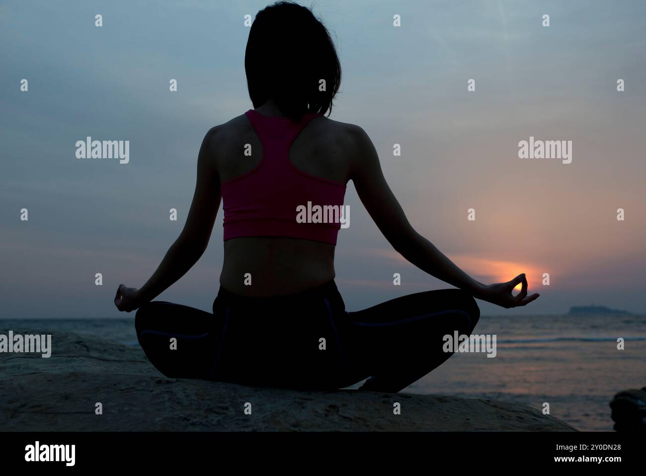 Una donna fare yoga Foto Stock