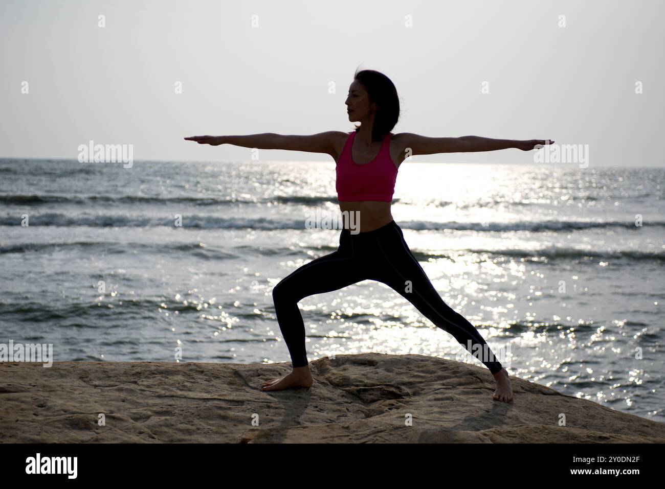 Una donna fare yoga Foto Stock