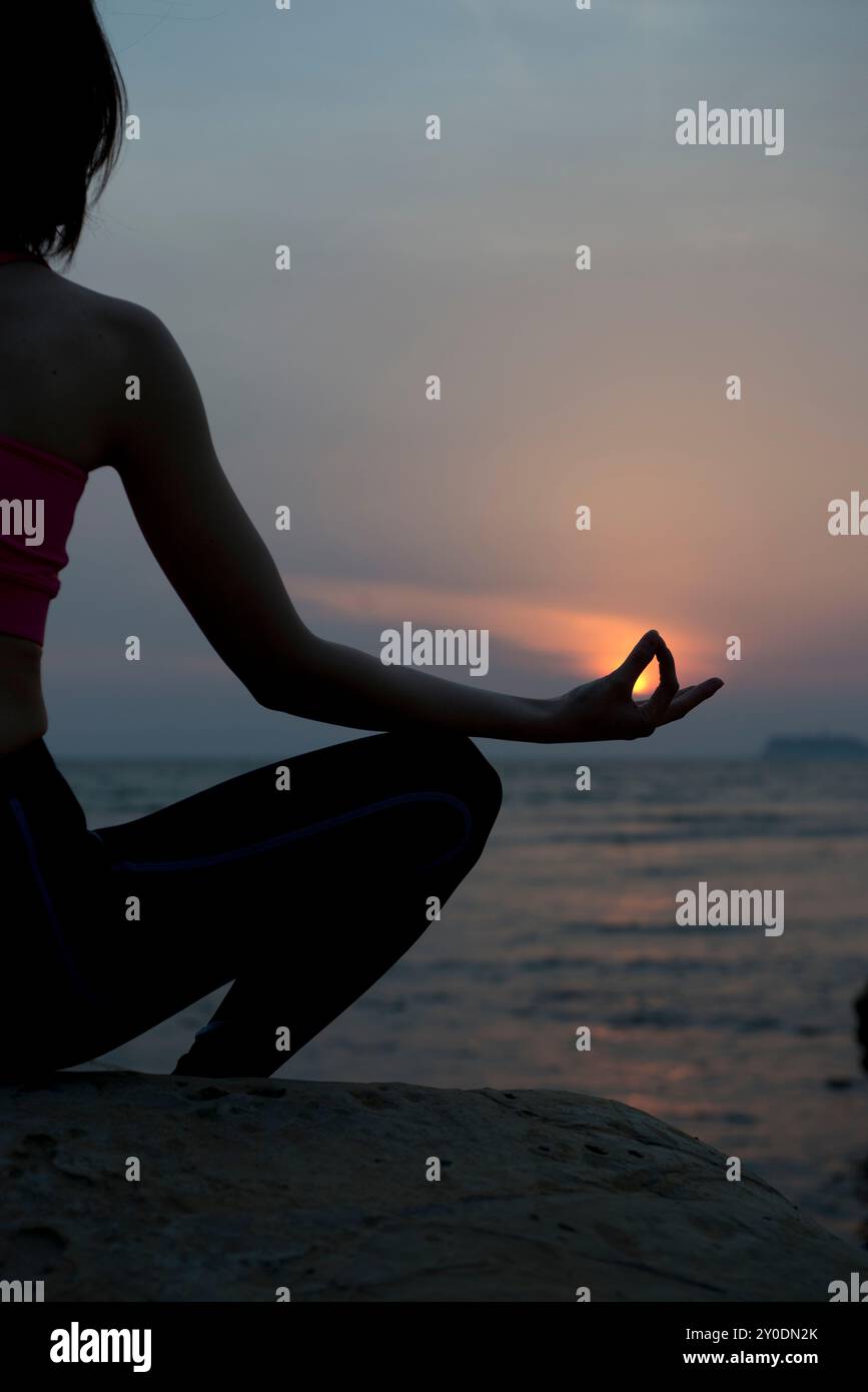 Una donna fare yoga Foto Stock