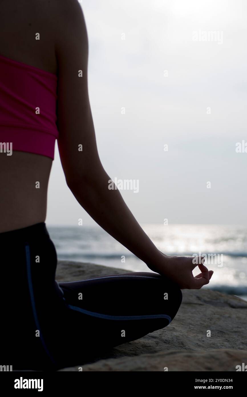 Una donna fare yoga Foto Stock