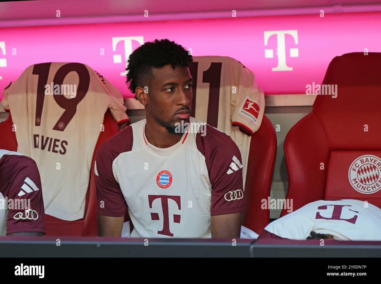 München, Deutschland 01. Settembre 2024: Fussball, Herren, Bundesliga, Saison 2024/2025, FC Bayern München - SC Freiburg, Allianz Arena Kingsley Coman (FC Bayern München) auf der Auswechselbank sitzend mit Blick nach links, unzufrieden, nachdenklich DFB, DFL proibiscono qualsiasi uso di fotografie come sequenze di immagini e/o quasi-video Foto Stock