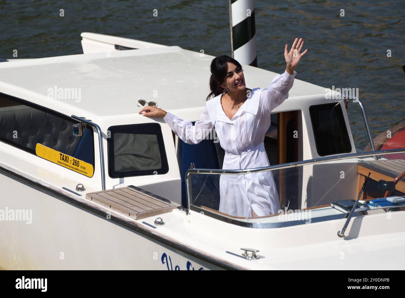 Lido di Venezia, Italia. 30 agosto 2024. Rocío Muñoz Morales arriva al molo dell'Excelsior Hotel al Lido di Venezia per la 81a Mostra del Cinema di Venezia. Credito: @ALollo/ Foto Stock