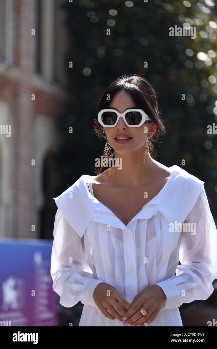 Lido di Venezia, Italia. 30 agosto 2024. Rocío Muñoz Morales cammina fuori dall'hotel Excelsior al Lido di Venezia per la 81a Mostra del Cinema di Venezia. Credito: @ALoll Foto Stock