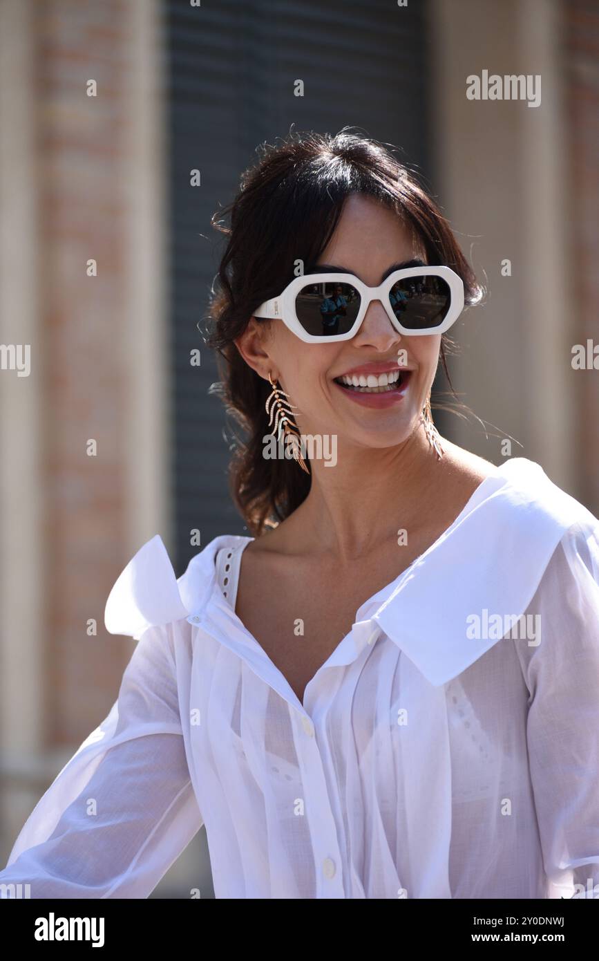 Lido di Venezia, Italia. 30 agosto 2024. Rocío Muñoz Morales cammina fuori dall'hotel Excelsior al Lido di Venezia per la 81a Mostra del Cinema di Venezia. Credito: @ALoll Foto Stock